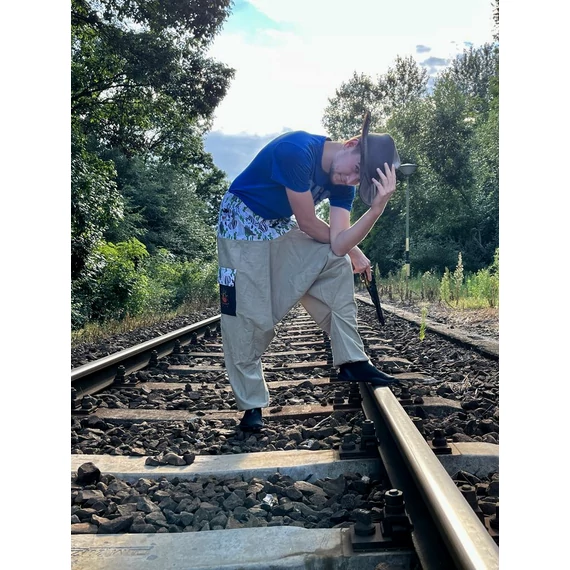 Vigyázz, kész, nyuszi! (khaki zöld, mintás férfi pamut nadrág zsebbel)