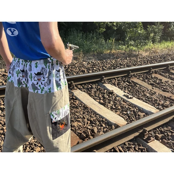 Vigyázz, kész, nyuszi! (khaki zöld, mintás férfi pamut nadrág zsebbel)