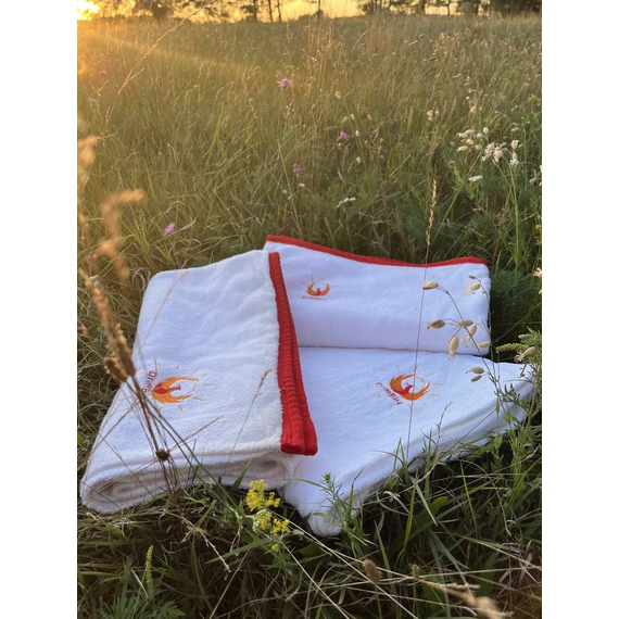 RedBorderOpen (nyitott fehér pamut legyezős törölköző, piros szegéllyel)