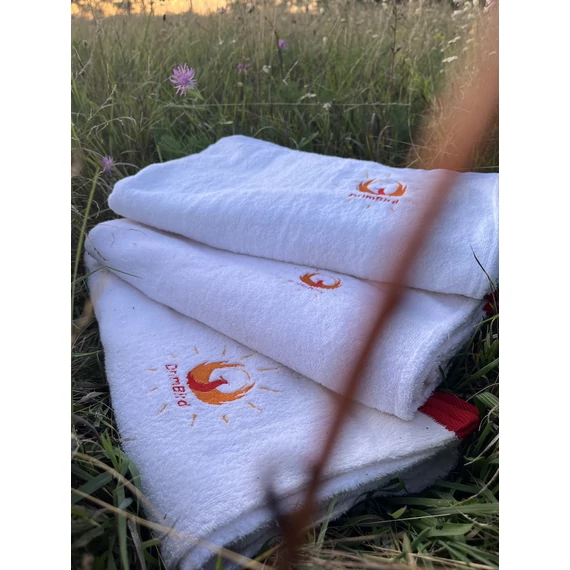 RedBorder (fehér pamut legyezős törölköző, piros szegéllyel)